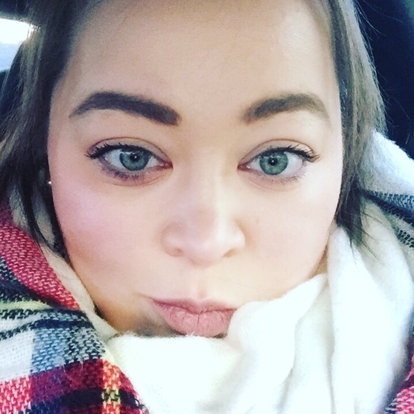 Meet your Posher, Hollie - Picture 1 of 1